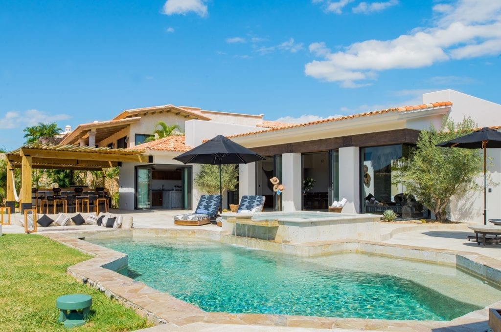 Casa Naah Payil the house and pool with its shaded loungers — Los Cabos, Mexico