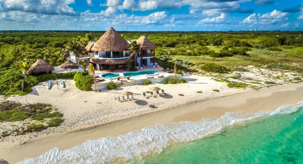 Villa Gran Tortuga aerial view of the villa from over the turquoise sea — Playa del Carmen, Mexico