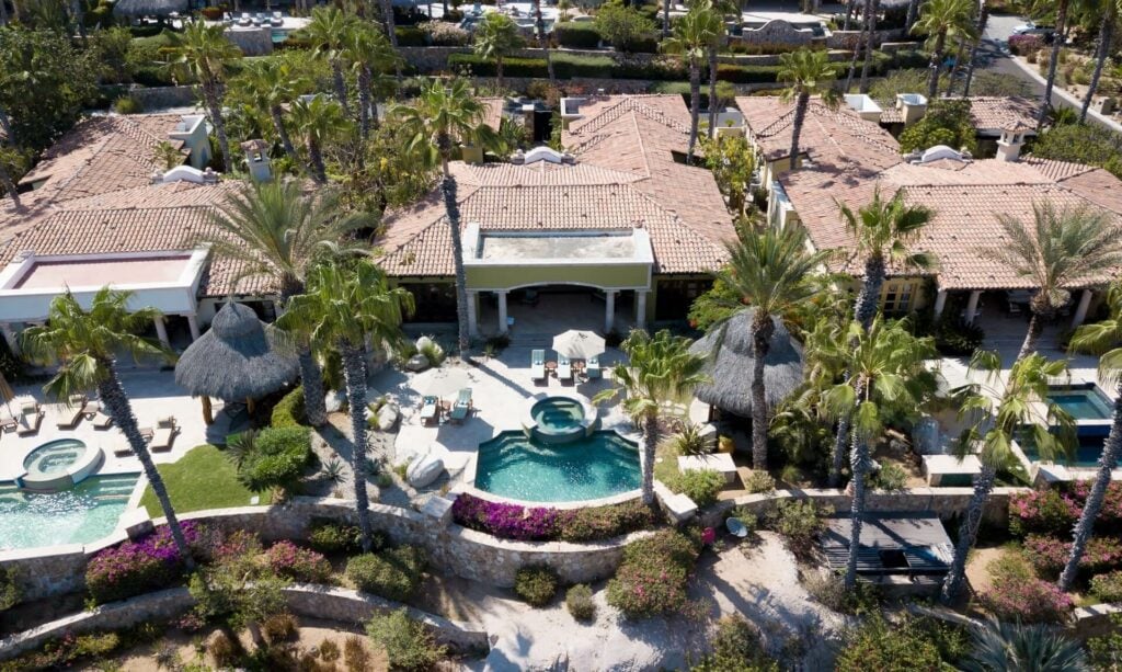 Casa Maravillas aerial view of the villa's pool, palapa and garden — Los Cabos, Mexico
