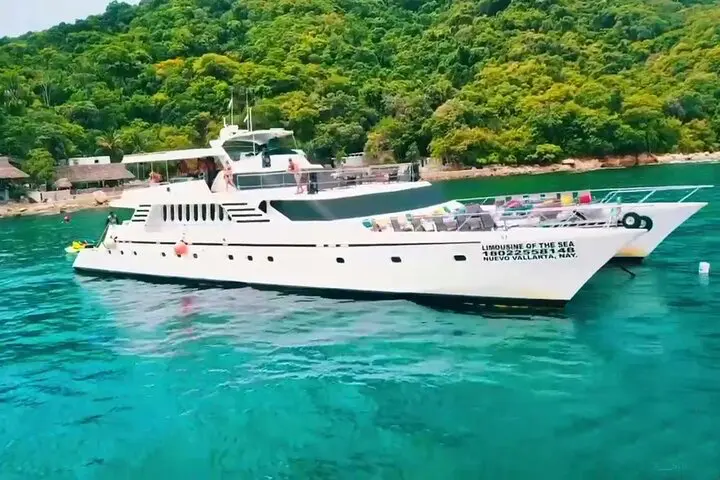 Private luxury yacht charter cruising Banderas Bay, Puerto Vallarta