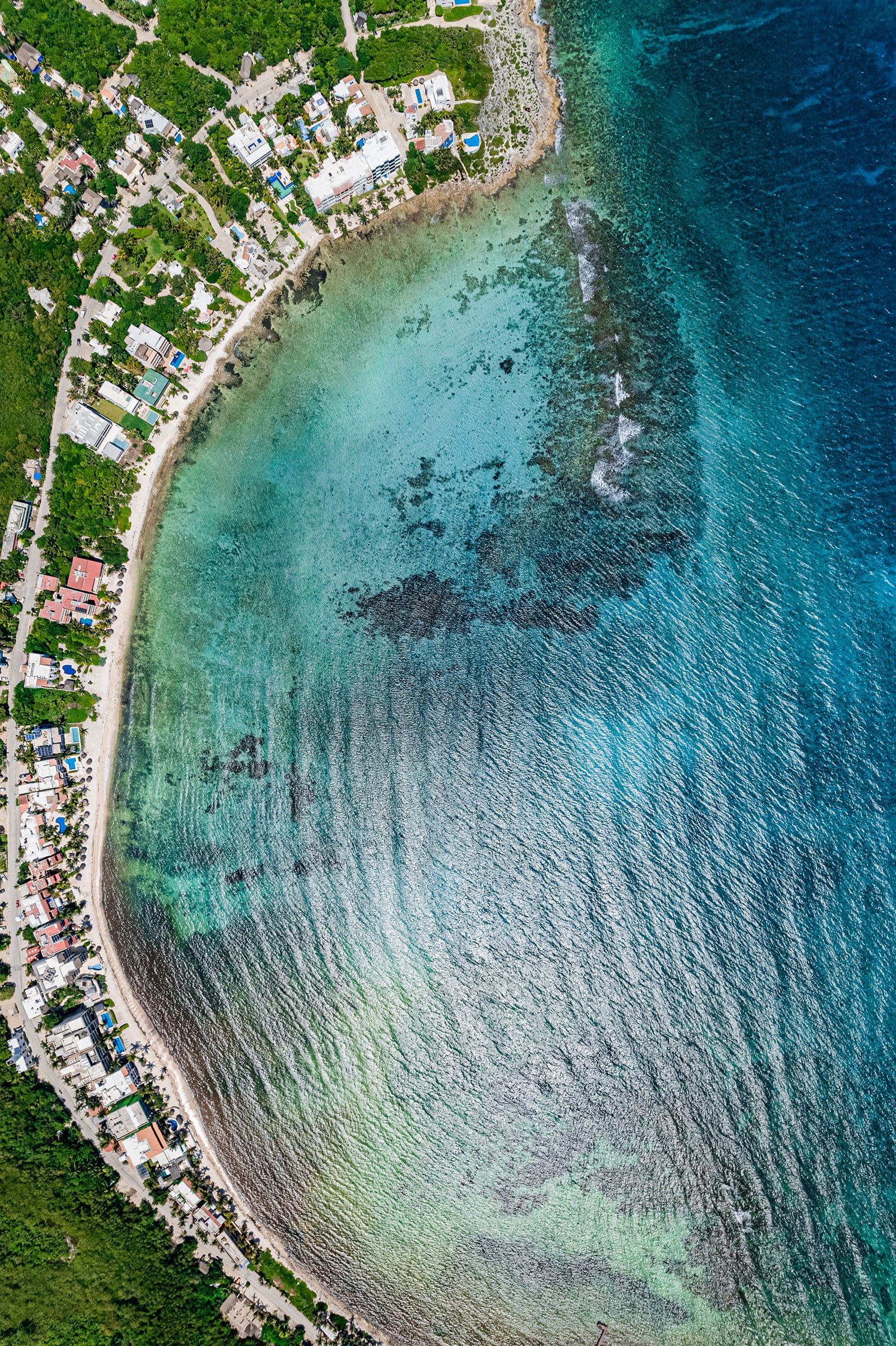 Villa Bellamar aerial view of a curving coast, reef and blue water — Akumal, Mexico