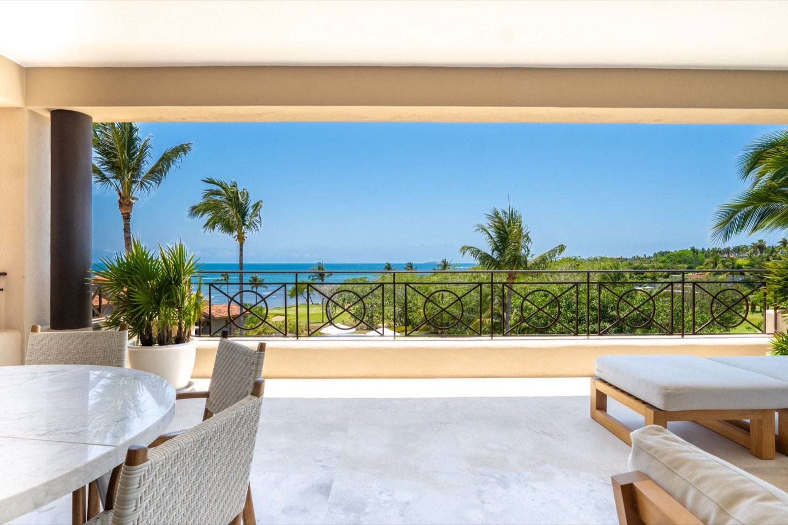 Condo Hacienda de Mita 705 terrace loungers and dining set facing the ocean — Punta Mita Nayarit, Mexico