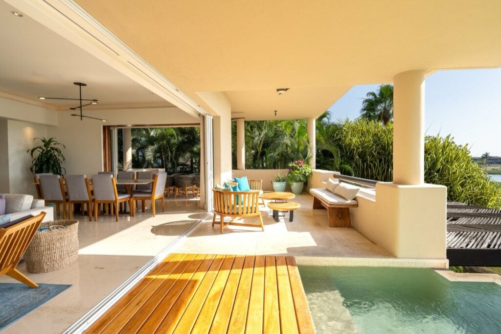 Condo El Encanto 602 covered terrace with a square pool, slatted deck and seating — Punta Mita Nayarit, Mexico