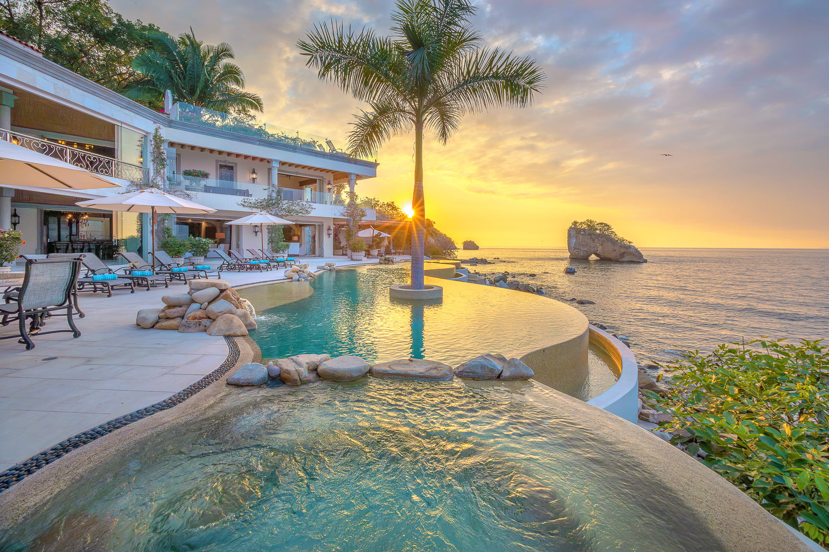 Casa Michael round spa beside the pool and ocean — Puerto Vallarta, Mexico