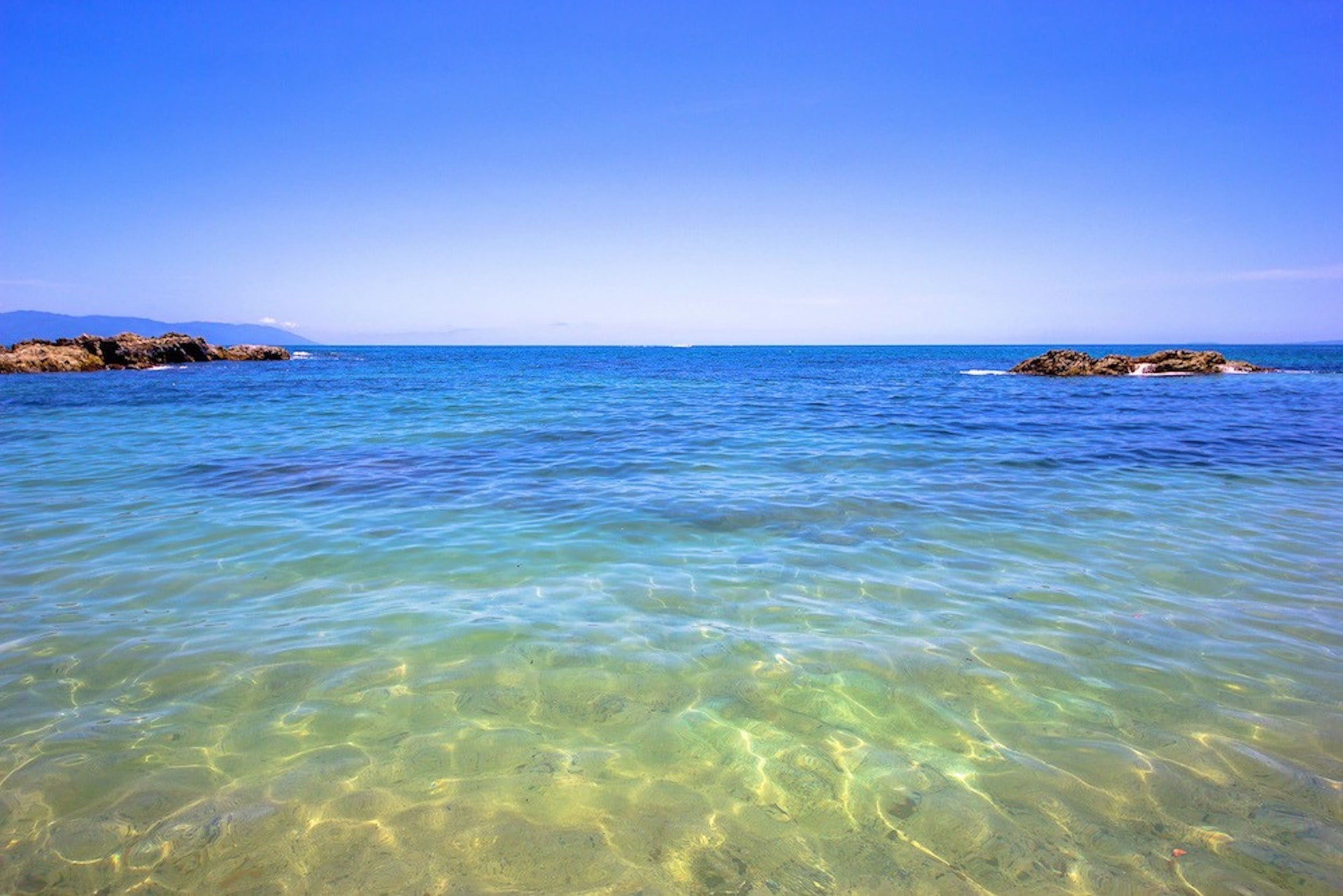 Villa Verde shallow ocean water between rocky outcrops — Puerto Vallarta, Mexico